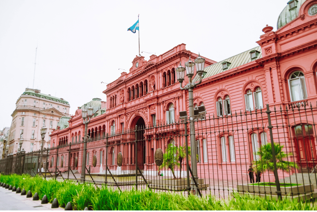 Los supuestos macro optimistas del proyecto de presupuesto dejarían margen para más gasto o mayor excedente fiscal en 2026