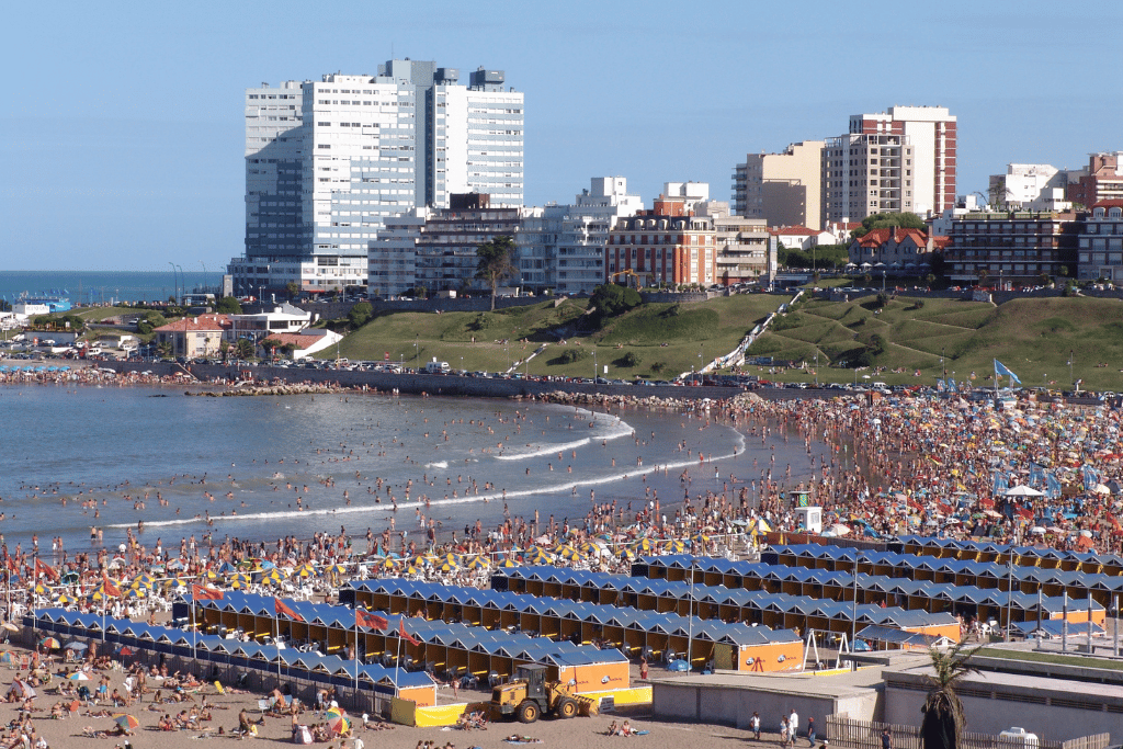 El déficit turístico sigue alto, pero con signos de moderación