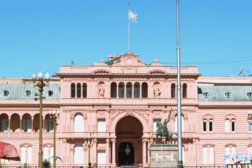 Con (y sin) los cambios tributarios de la reforma laboral, mantener el equilibrio fiscal implicará un fuerte recorte en el gasto