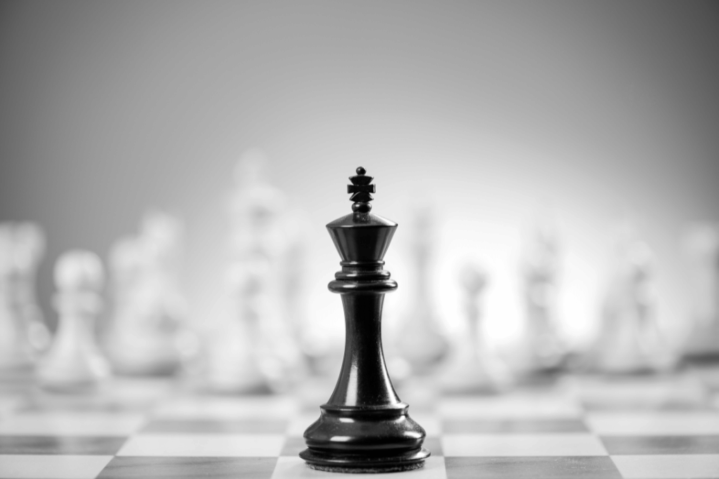 En el ajedrez de la macro, el gobierno mueve las blancas, pero las negras también juegan