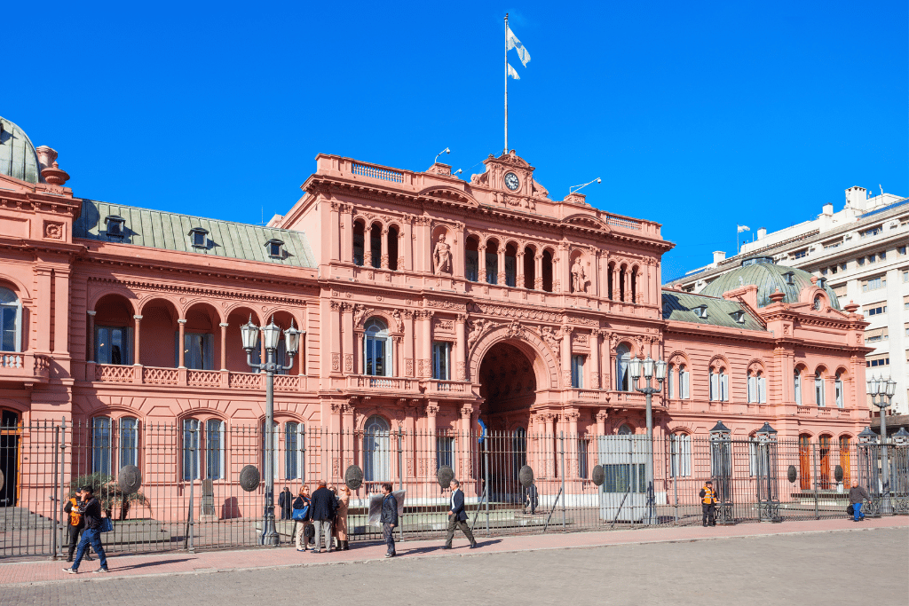 Argentina: Bien en variables fiscales, pero su riesgo país respondería a nivel de reservas e historial institucional-crediticio